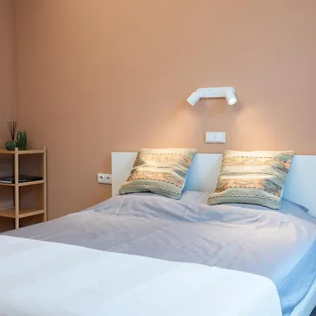 Spacious & Cozy Close To Old Town Apartment